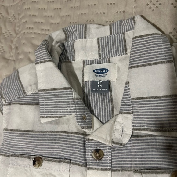 Old Navy Button Down SS Gray and White stripe Size 5T NWT - Picture 3 of 3